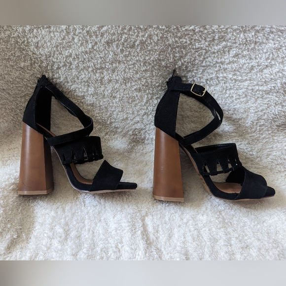 NIB Qupid Strappy Sandals Black Chunky Heels - Picture 7 of 7